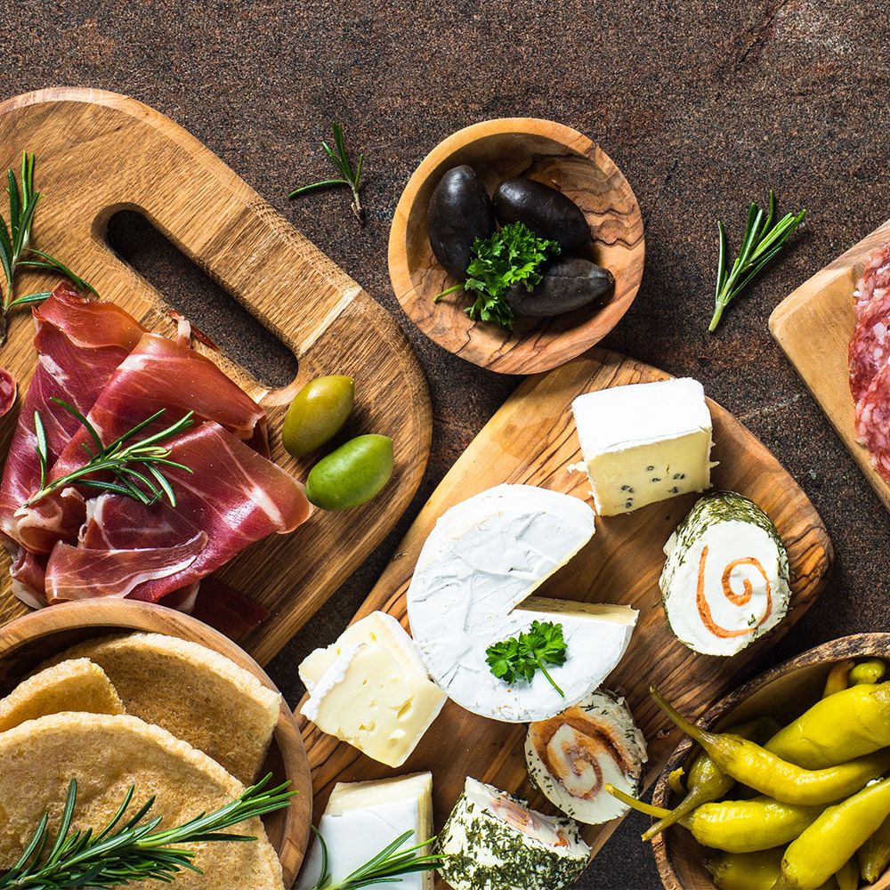 Feinkost: Käse, Oliven & Aufschnitt